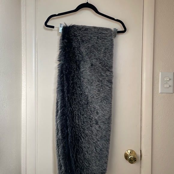 Faux Fur Winter Stole - Picture 6 of 6